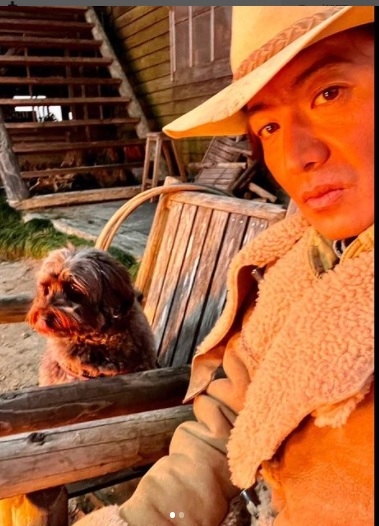 丁文琪晒结婚5周年照放闪 长发林宥嘉撞脸木村拓哉