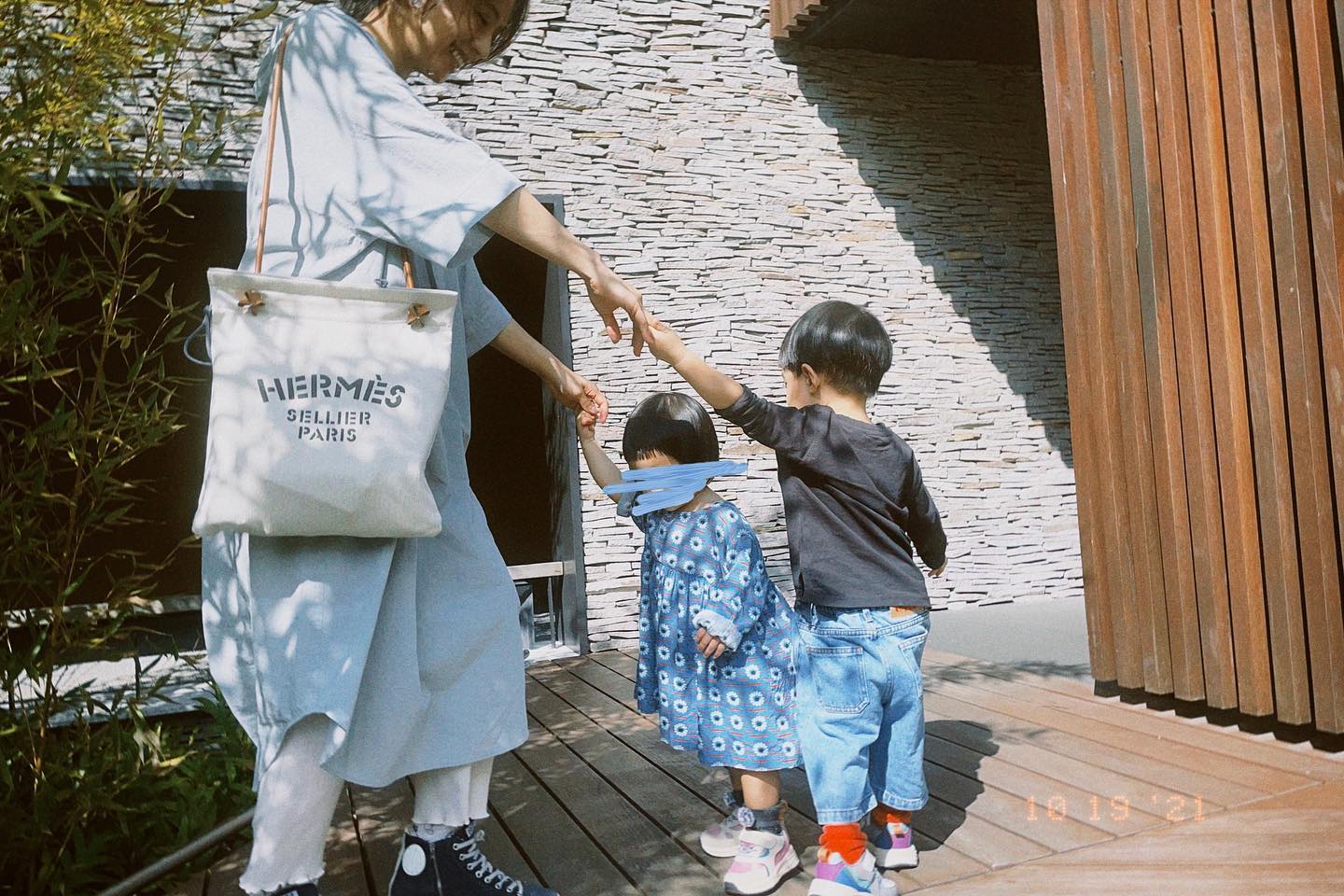 丁文琪晒结婚5周年照放闪 长发林宥嘉撞脸木村拓哉