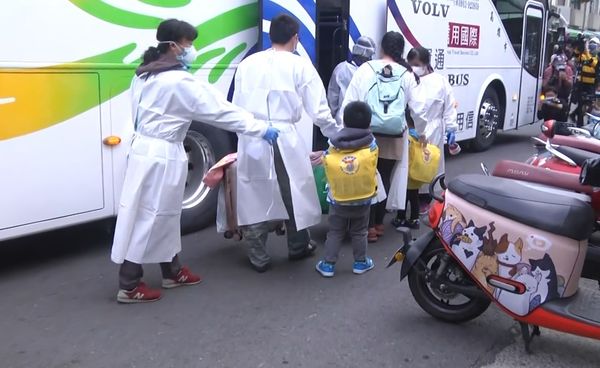 上课途中集体送隔离 吓坏幼儿园稚童