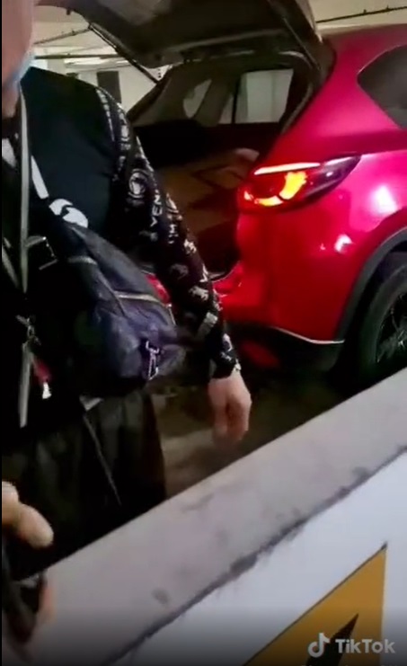 不管车轮上锁硬开车·男子跳针行为引网热议