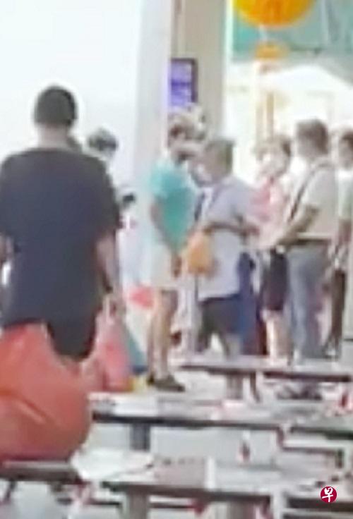 与同事起争执推搡 收碗工身颤倒地陷昏迷