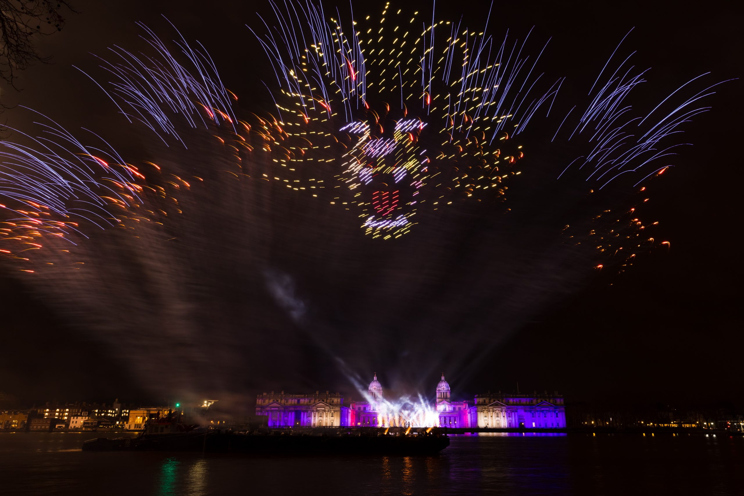  世界各地在疫情下迎进2022年