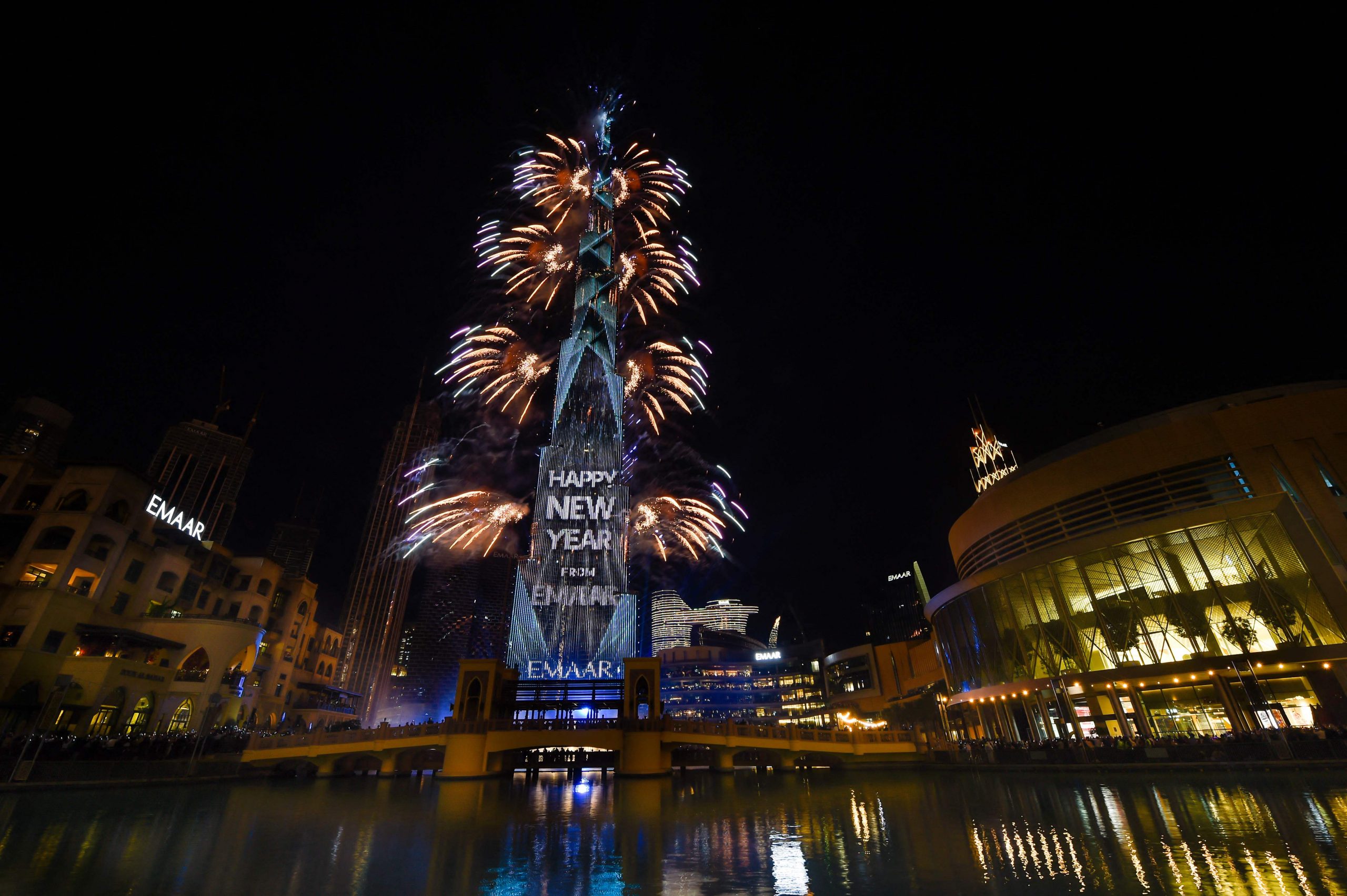  世界各地在疫情下迎进2022年