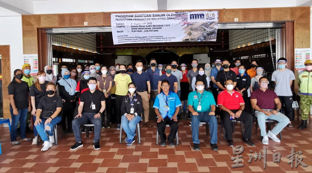 东:医药协会等医疗团队为文德甲民众义诊