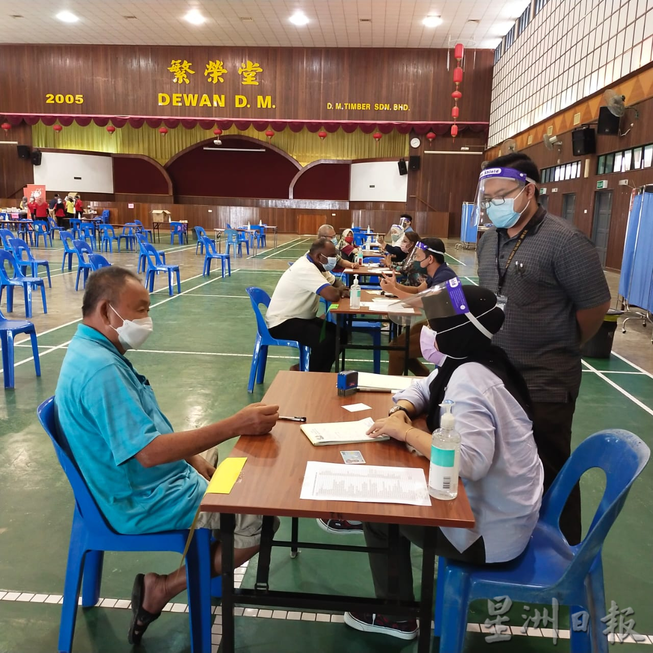 东:医药协会等医疗团队为文德甲民众义诊