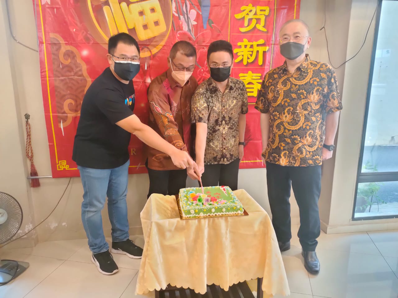 东:魏家祥说,大选最迟明年或许更早举行,大家要同心协力一起应对。