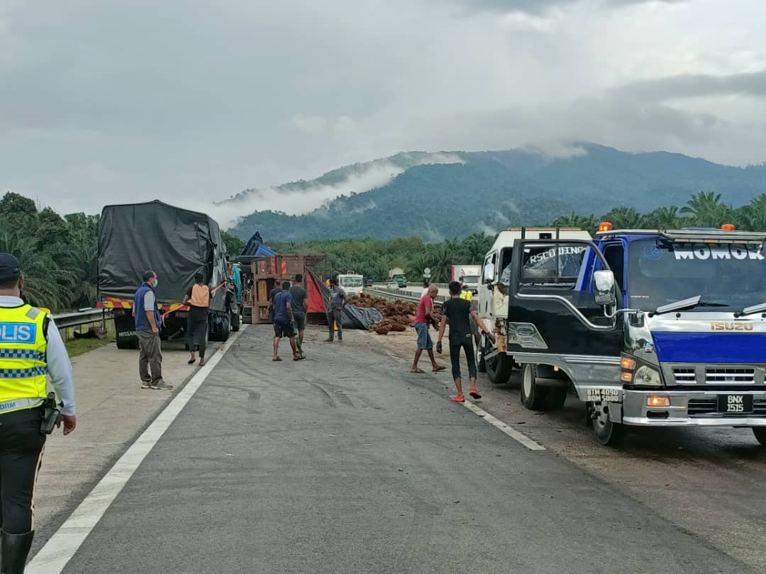 东：东海岸大道甘孟往吉隆坡方向发生载送油棕鲜果串车祸意外，截至下午6时30分，仍在移除洒落一地的鲜果串，驾驶人士受促小心驾驶及使用紧急开设的反方向替代路段。