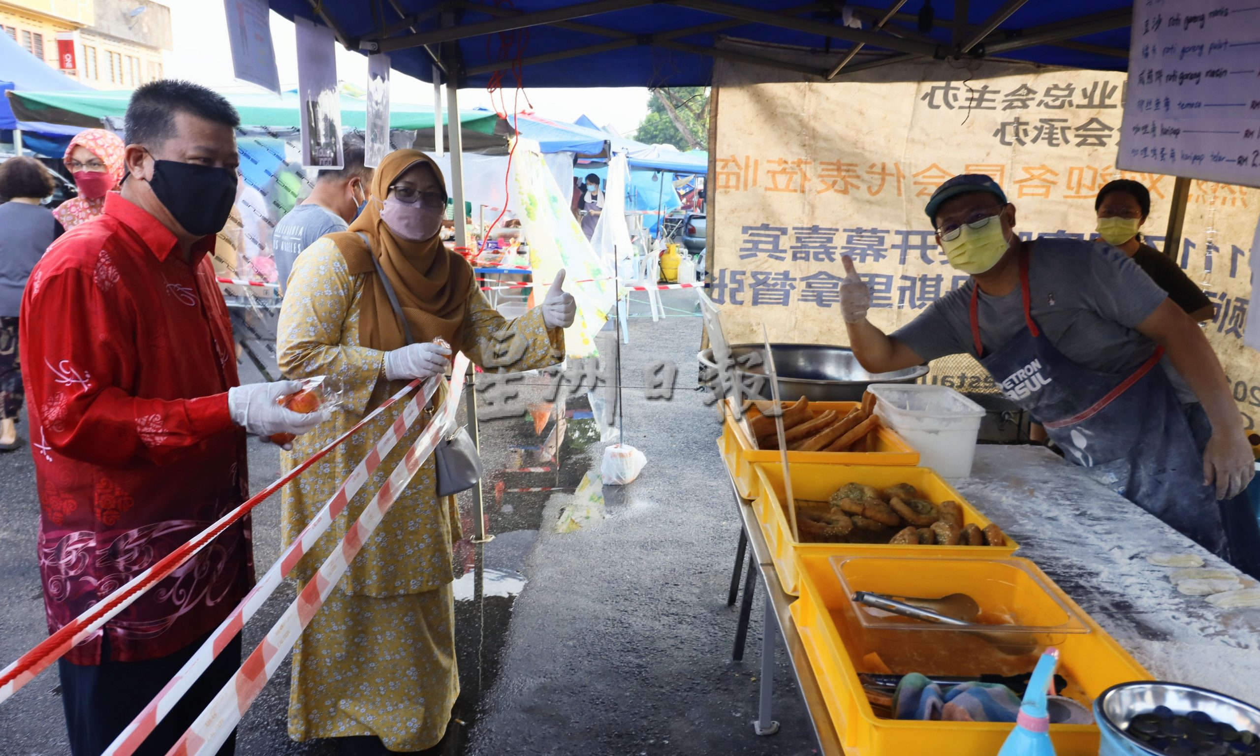 东:傅芝雅与沈春祥到早市派柑