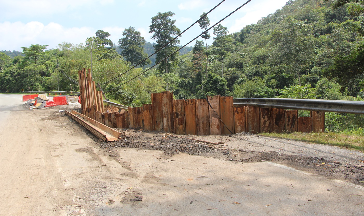 东:劳勿通文冬公路崩塌两个月未维修,打下围桩后将重开