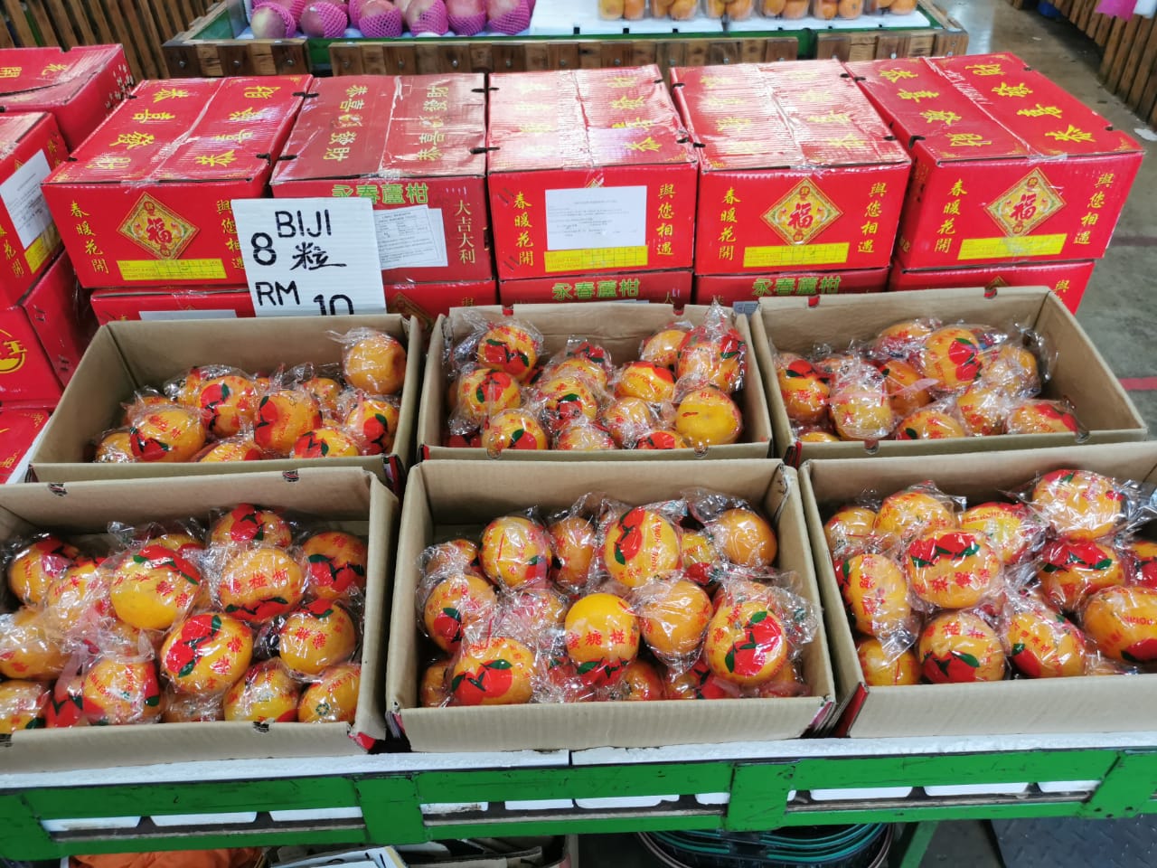 东:年柑上市,价格比往年涨了大约20%,目前销量慢热,商家不敢进太多货,担心行情不好而滞销。