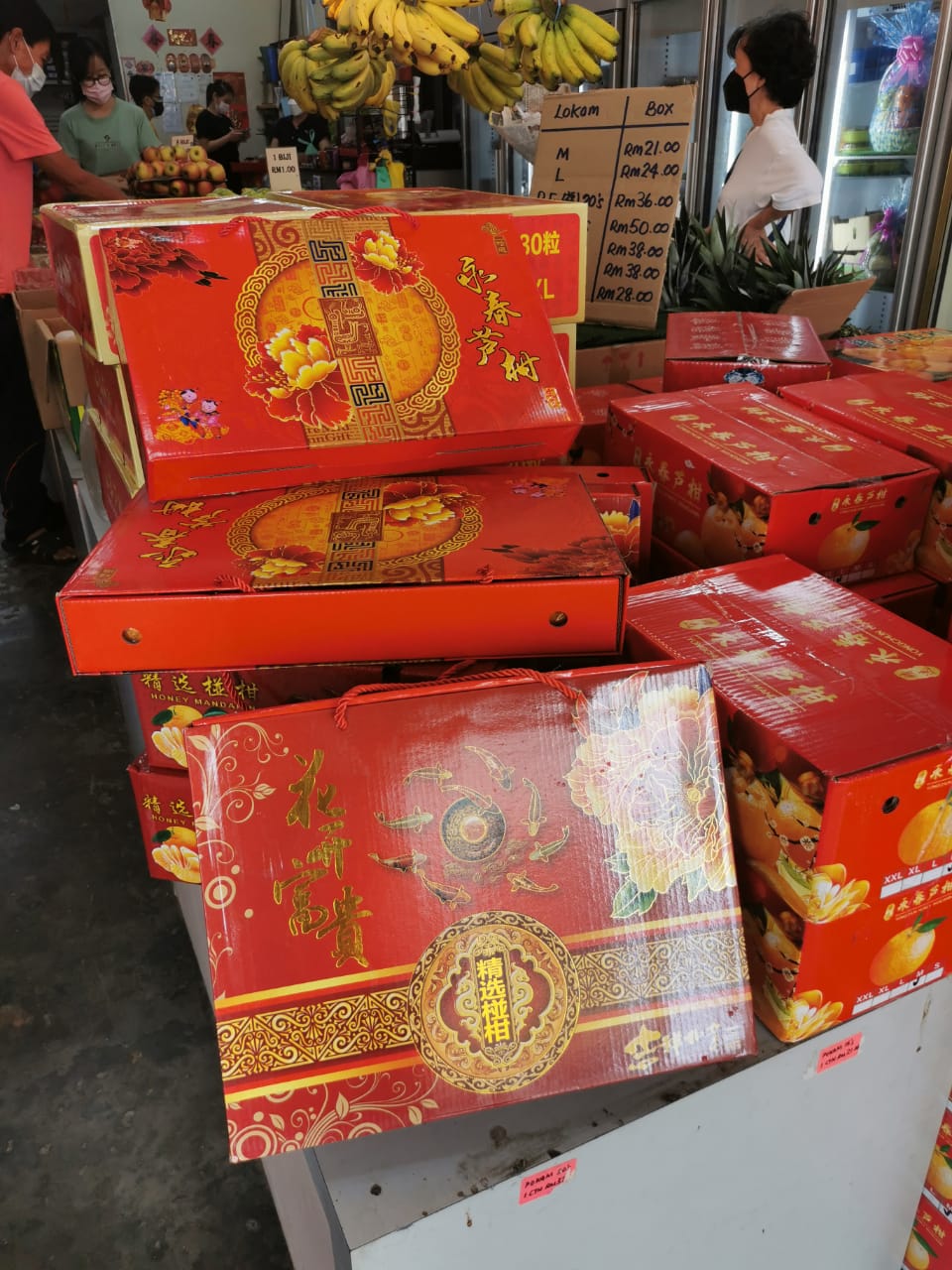 东:年柑上市,价格比往年涨了大约20%,目前销量慢热,商家不敢进太多货,担心行情不好而滞销。