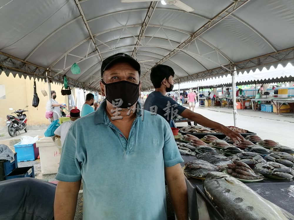 东:户外卖鱼营业有限,鱼贩盼望大巴刹渔市提升工程如期竣工。