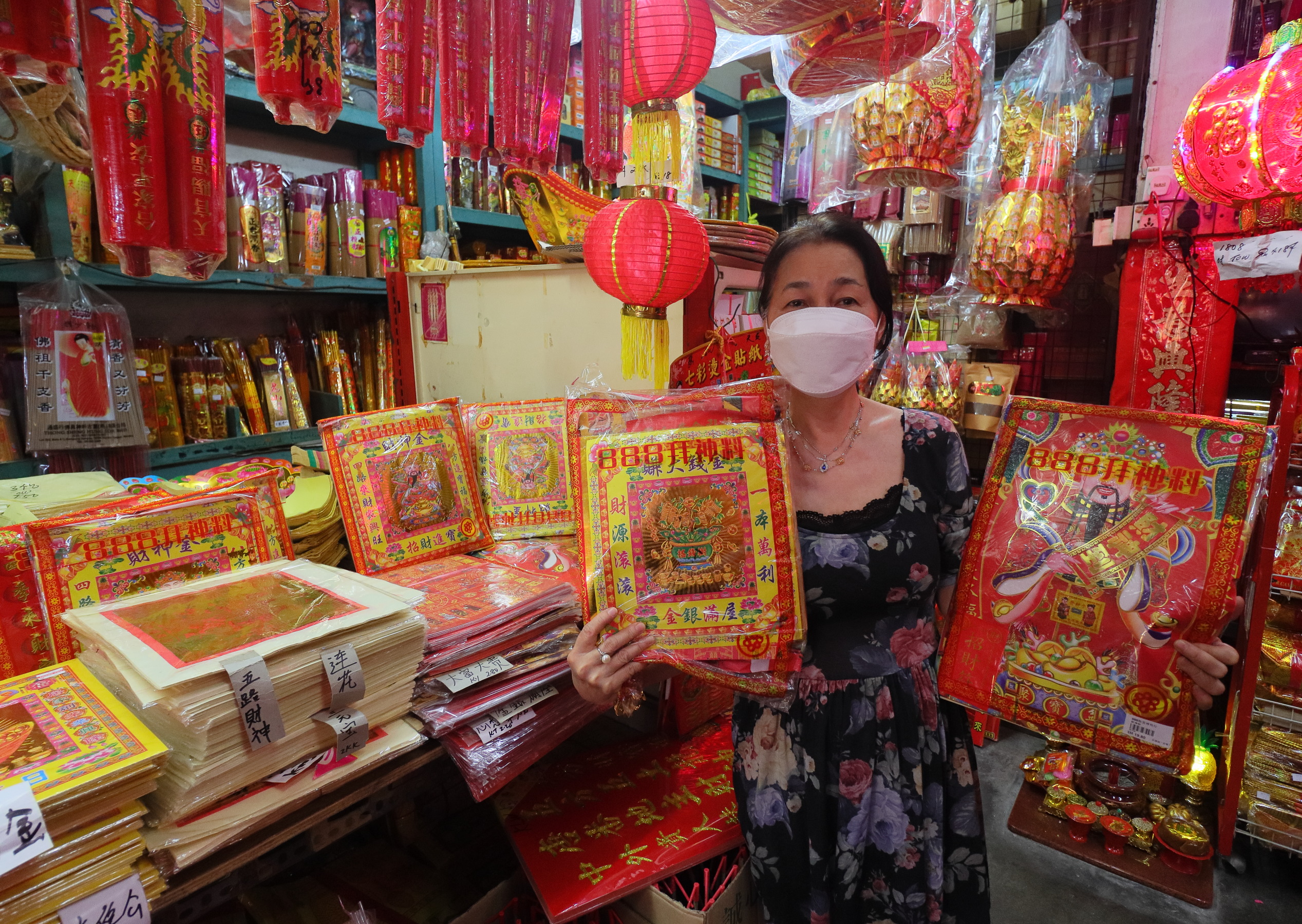 东:民众迎新送旧接财神,纸扎神料店买气盛。