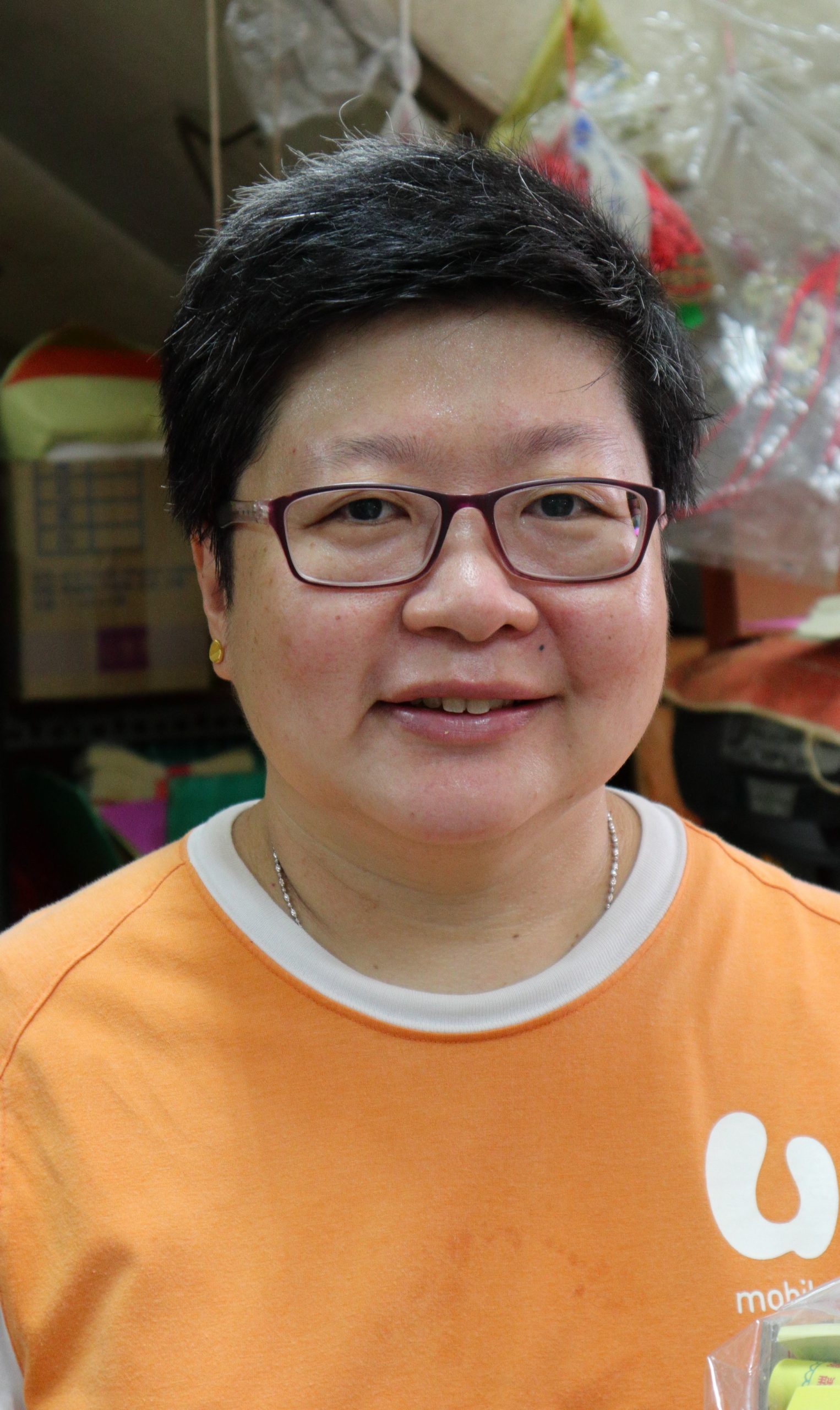东:民众迎新送旧接财神,纸扎神料店买气盛。