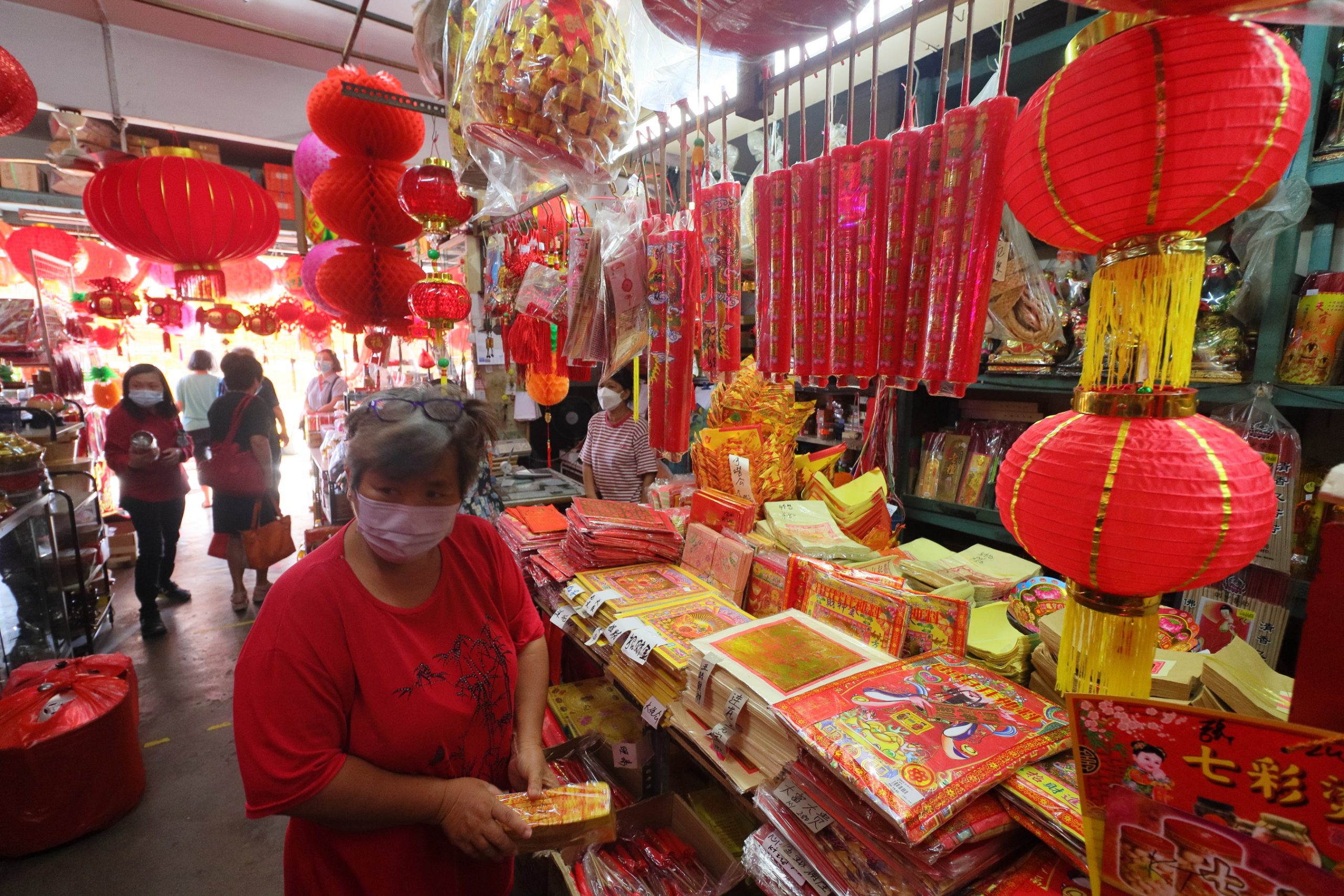 东:民众迎新送旧接财神,纸扎神料店买气盛。