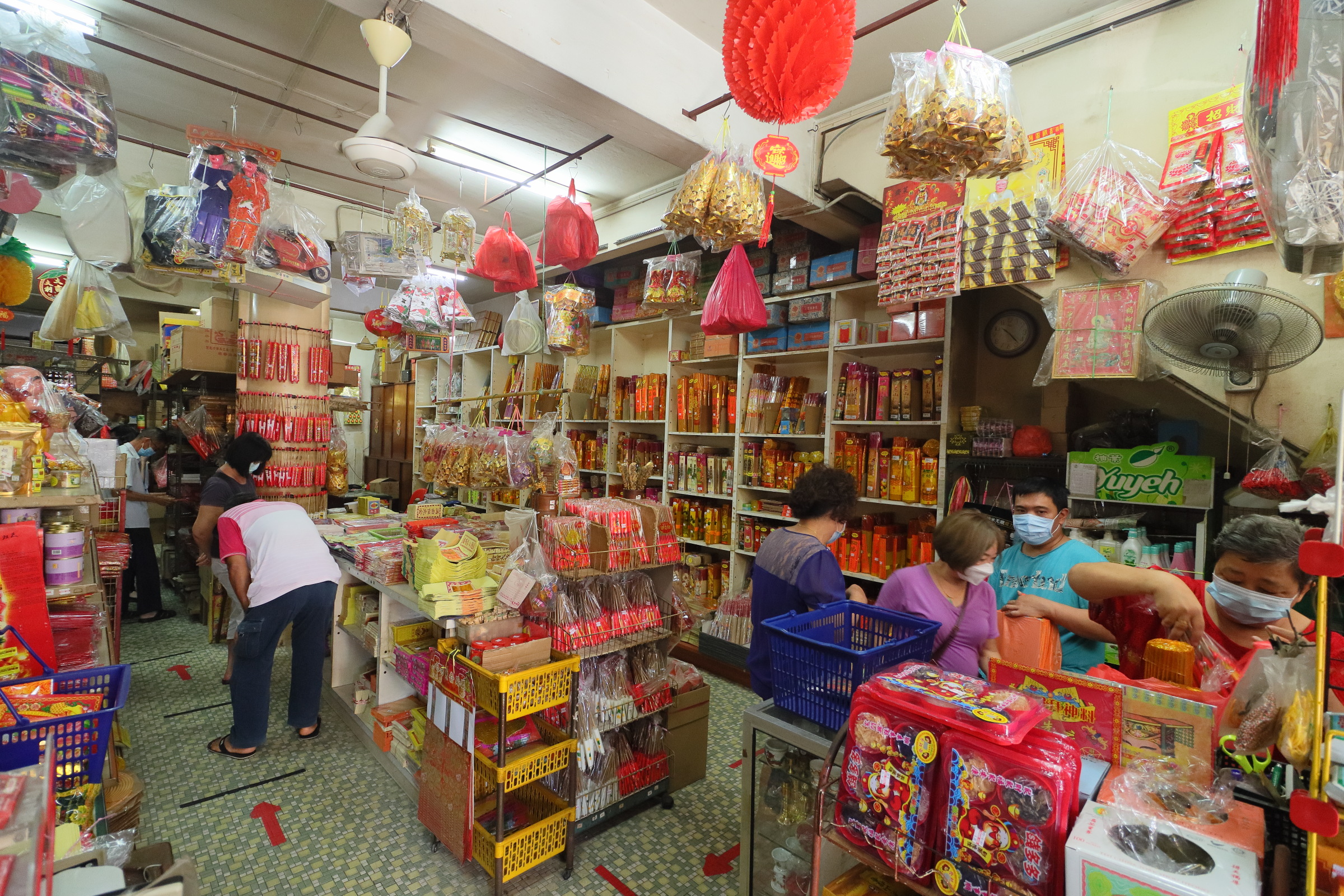 东:民众迎新送旧接财神,纸扎神料店买气盛。