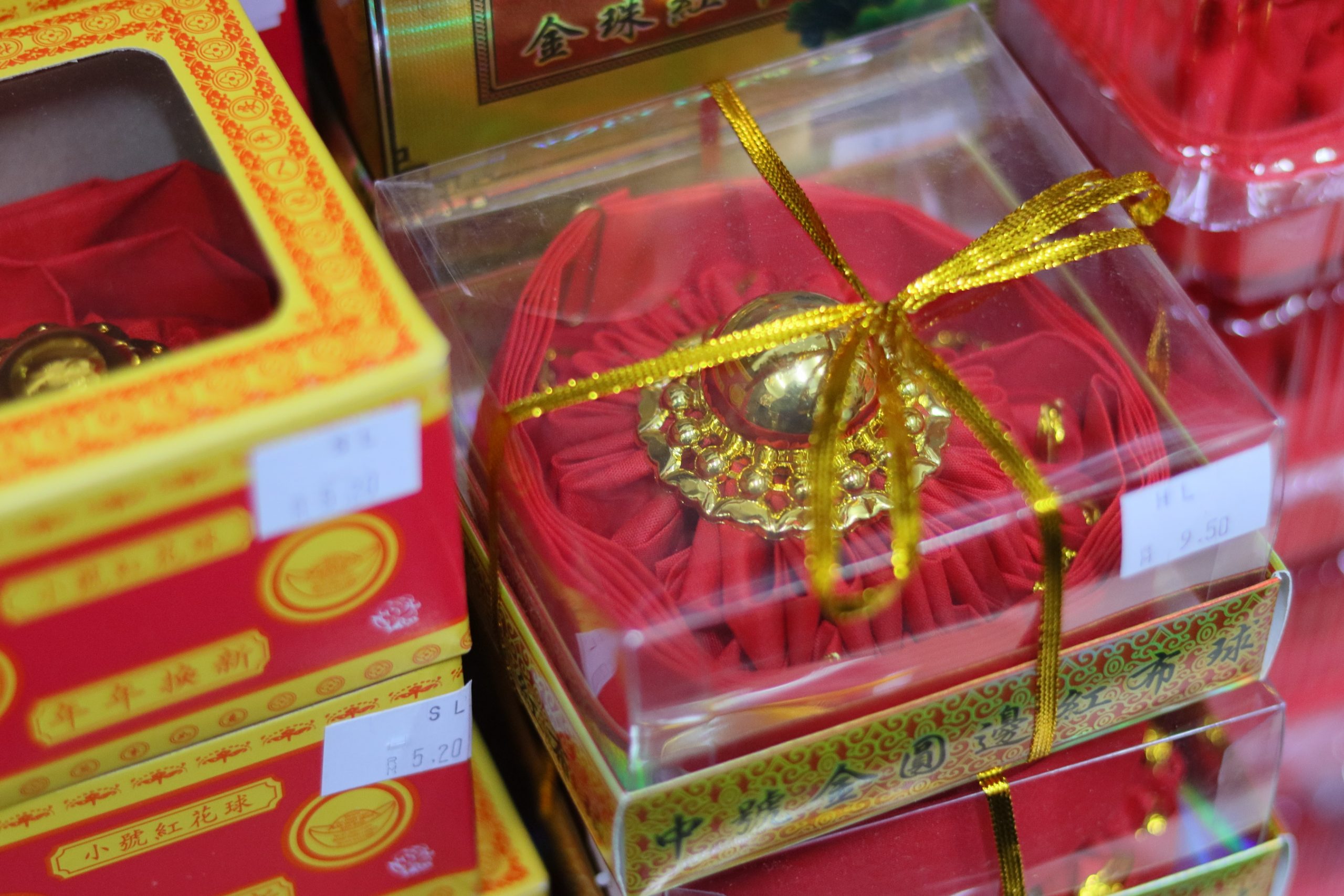 东：民众迎新送旧接财神，纸扎神料店买气盛。