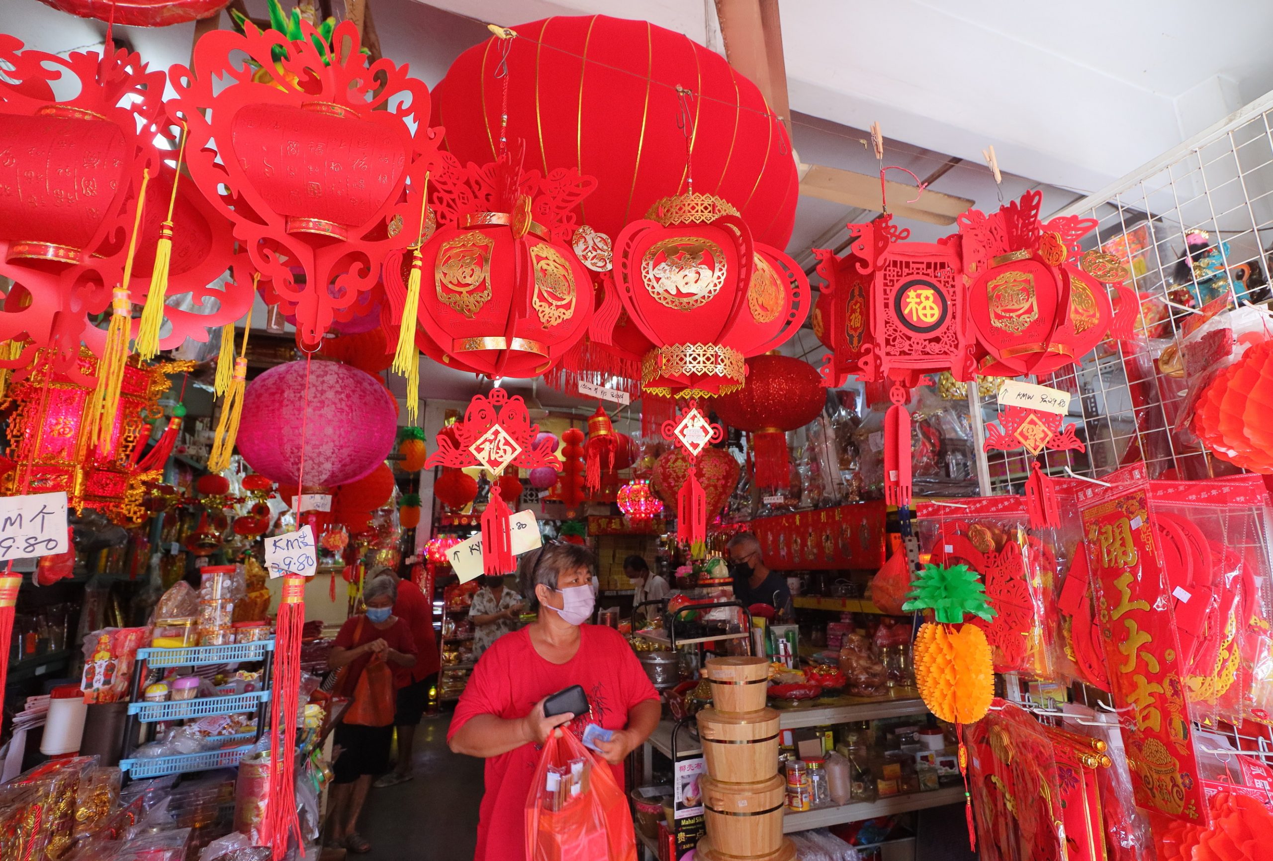 东:民众迎新送旧接财神,纸扎神料店买气盛。