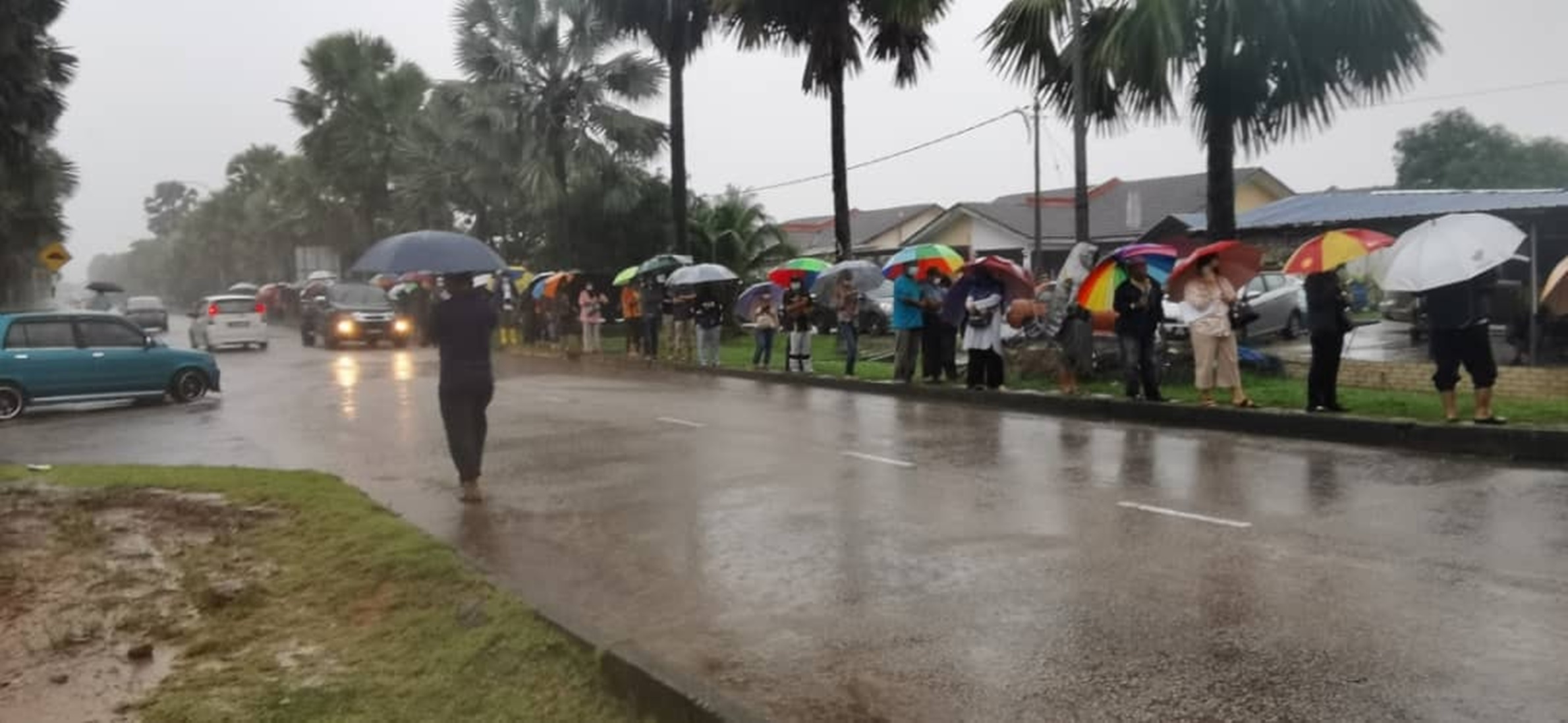 东:被逼冒雨排队领援助金,州政府被指未善用科技便利为难灾黎。