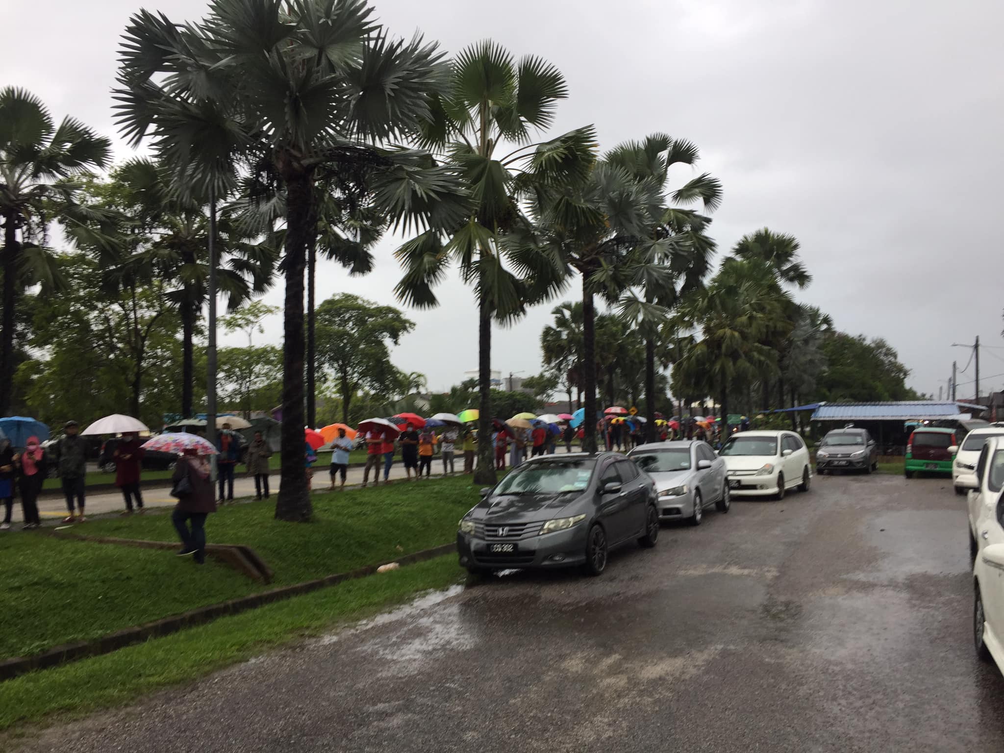 东:被逼冒雨排队领援助金,州政府被指未善用科技便利为难灾黎。