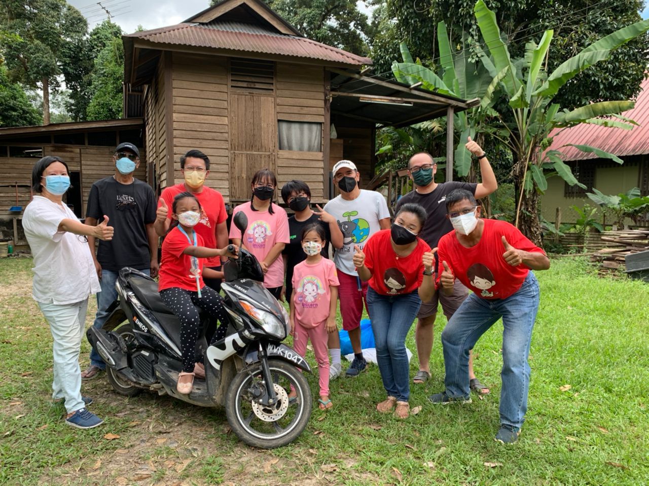 东:资深广播人洪绣晴亲往文冬派发物资予灾民