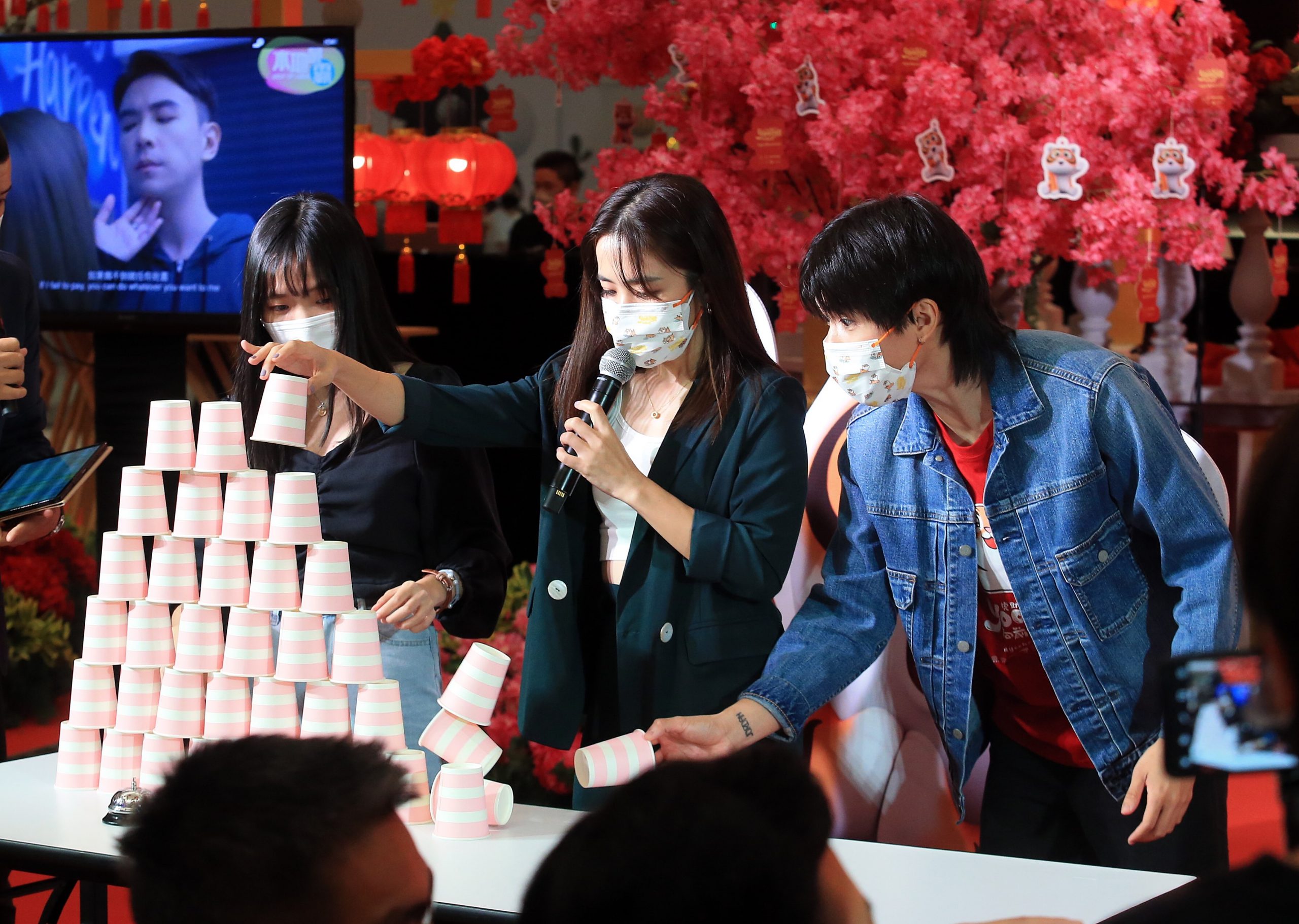 久违“解封”与观众同乐   群星欢腾迎新春