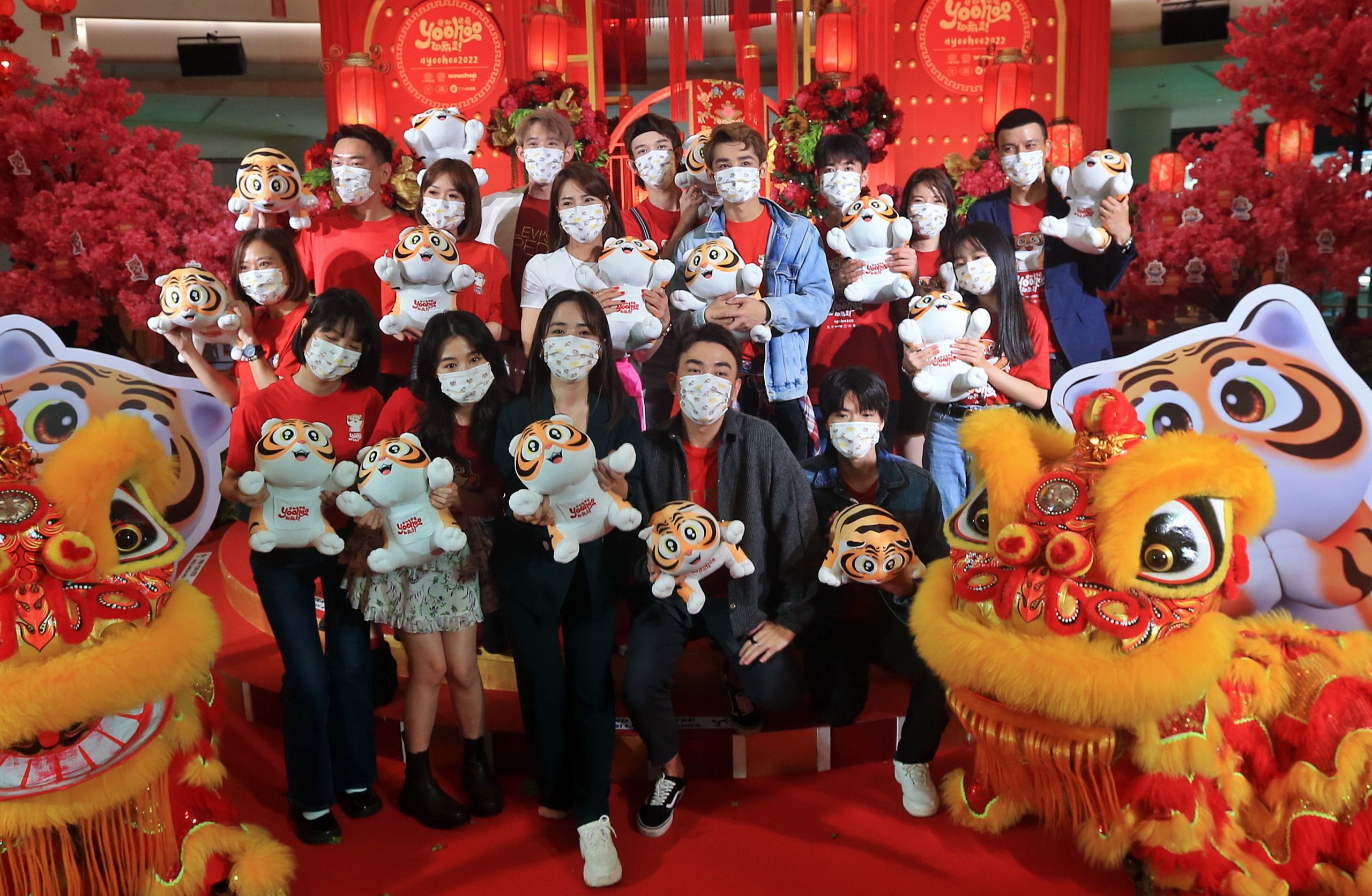 久违“解封”与观众同乐   群星欢腾迎新春