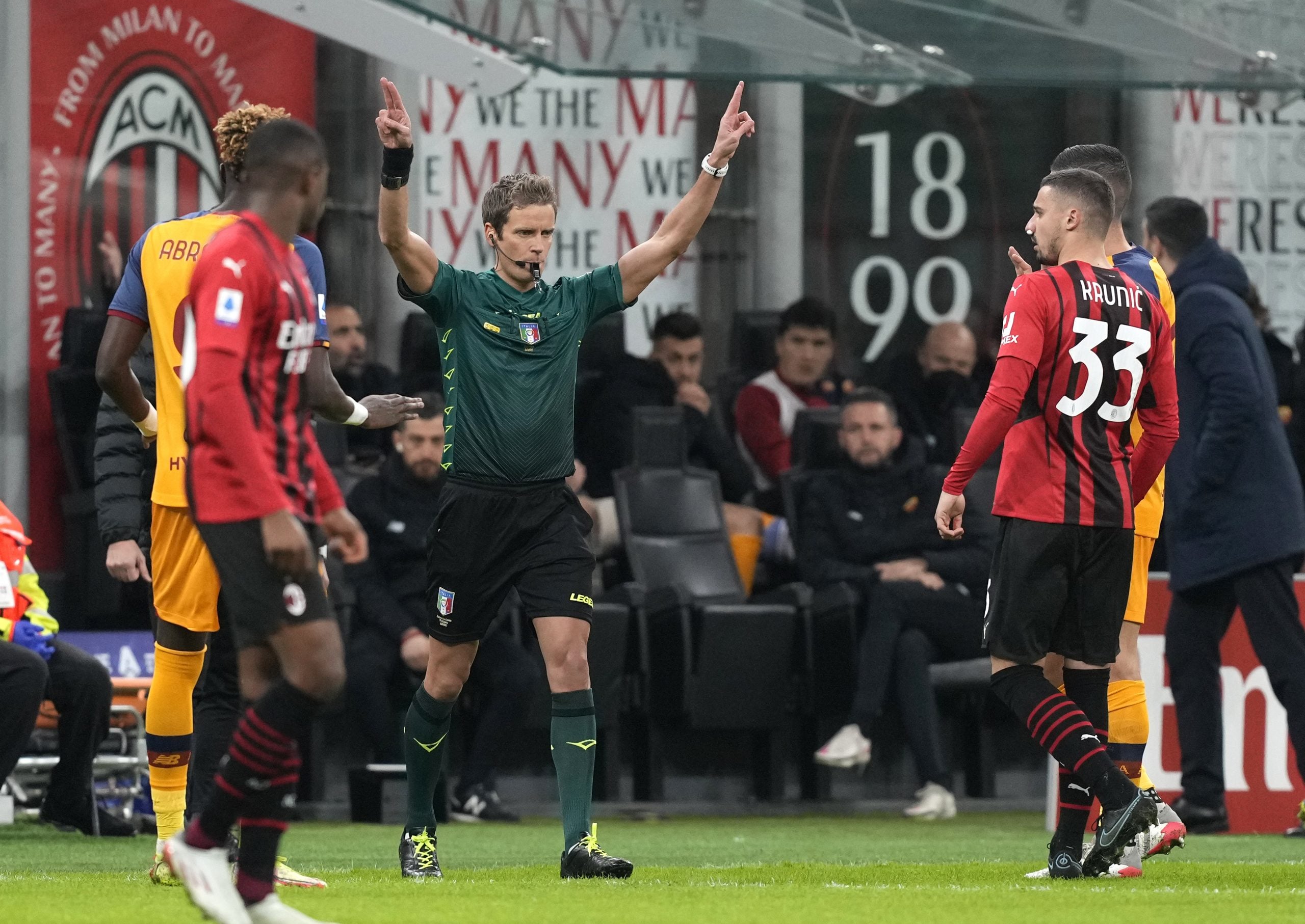 争议判罚+伊布遭种歧 米兰混乱中胜罗马