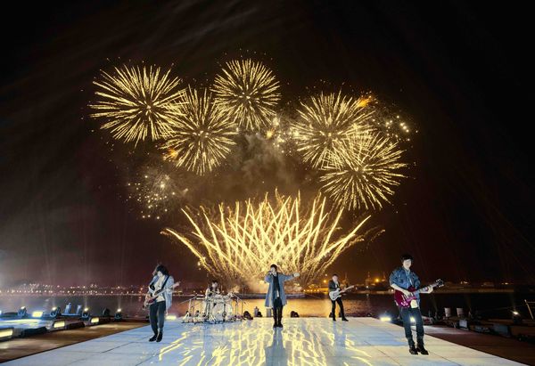 五月天跨年唱惊传意外 工作人员摔落舞台