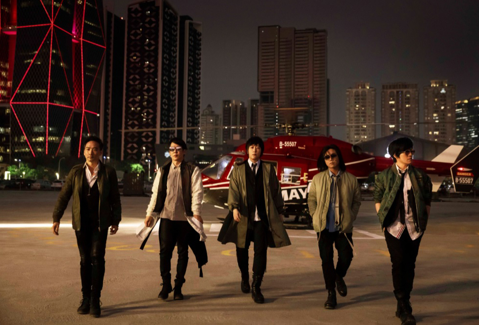 五月天跨年唱惊传意外 工作人员摔落舞台