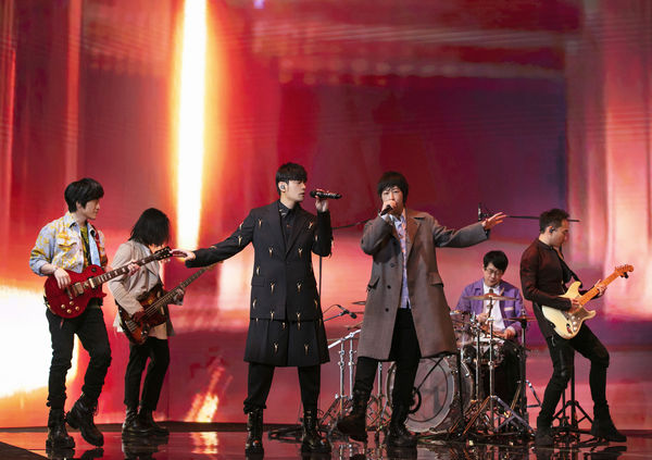 五月天跨年唱惊传意外 工作人员摔落舞台