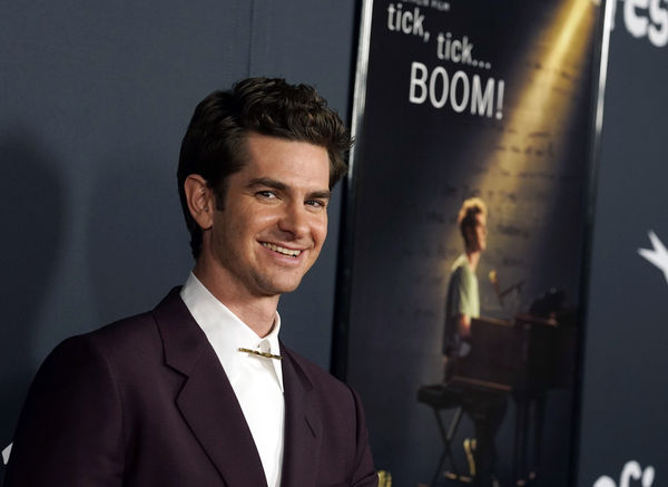 人生首座金球奖!“二代蜘蛛人”安德鲁加菲尔封音乐类影帝