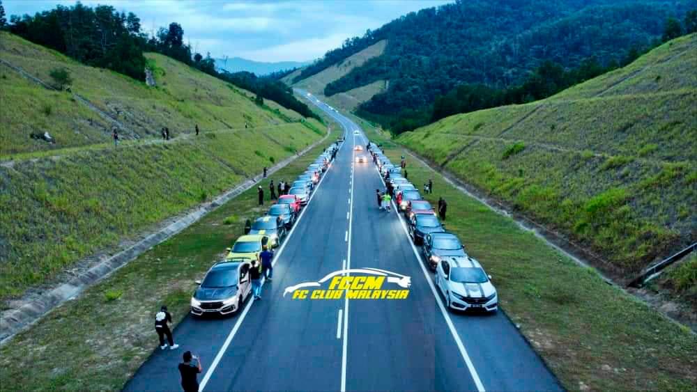 供星洲网：车队停满紧急车道拍照，警方将召见司机问话