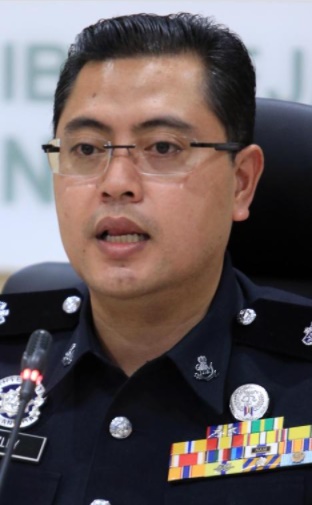 供星洲网：车队停满紧急车道拍照，警方将召见司机问话