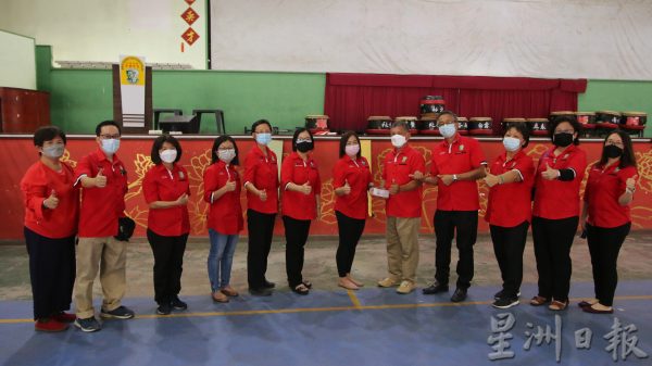 供fb/ 庇朥中华中小学家教协会联办,瓜拉庇朥县8所华小协新春挥春义卖会活筹获2万5597令吉。