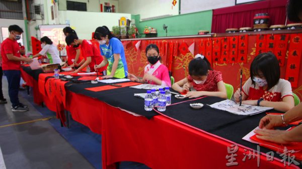供fb/ 庇朥中华中小学家教协会联办,瓜拉庇朥县8所华小协新春挥春义卖会活筹获2万5597令吉。