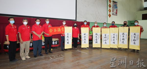 供fb/ 庇朥中华中小学家教协会联办,瓜拉庇朥县8所华小协新春挥春义卖会活筹获2万5597令吉。