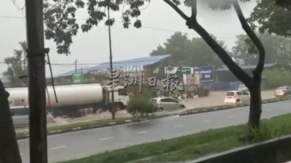 供FB/世嘉城十字路口逢雨必灾,等了10年提升水沟未批,民怨议员也怒了
