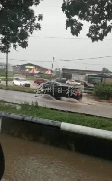 供FB/世嘉城十字路口逢雨必灾,等了10年提升水沟未批,民怨议员也怒了