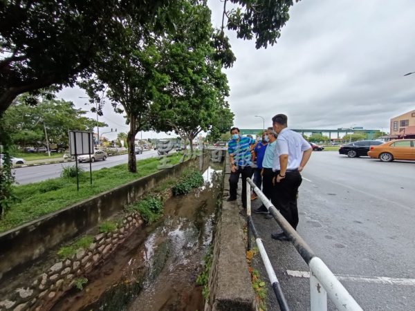 供FB/世嘉城十字路口逢雨必灾,等了10年提升水沟未批,民怨议员也怒了