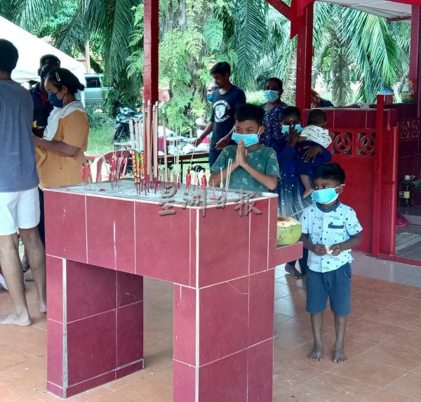 供fb/印裔担任拿督公神龛主席,许多印裔参与神诞膜拜