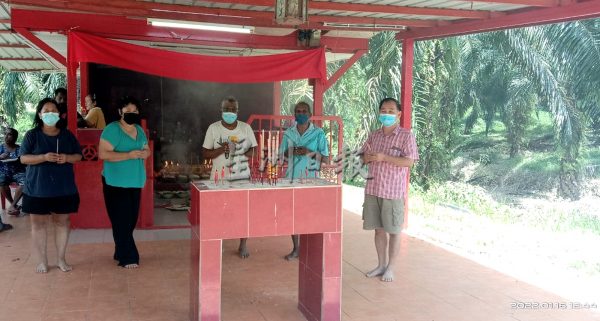 供fb/印裔担任拿督公神龛主席,许多印裔参与神诞膜拜