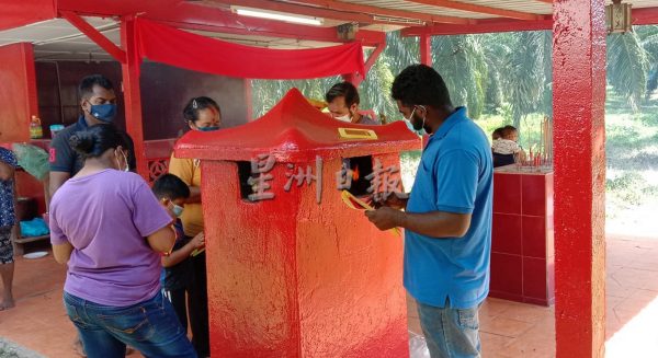 供fb/印裔担任拿督公神龛主席,许多印裔参与神诞膜拜