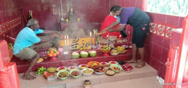 供fb/印裔担任拿督公神龛主席,许多印裔参与神诞膜拜