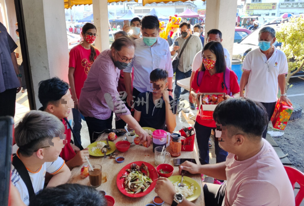 供FB／安华芦骨巴刹拜年，选民反应两极化；妇女热情追拍，青年冷漠对待