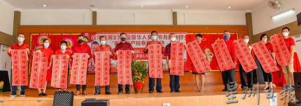 供FB／家家户户贴春联，友族生及教师也参与 让活动生色