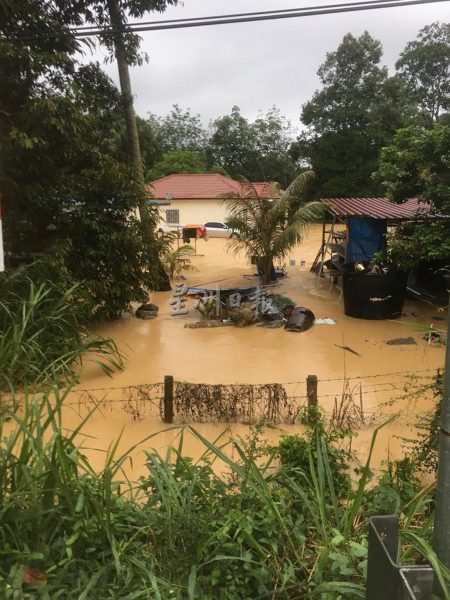 供FB/庇朥冷宜新村多户淹水成汪洋,通往马口路中断