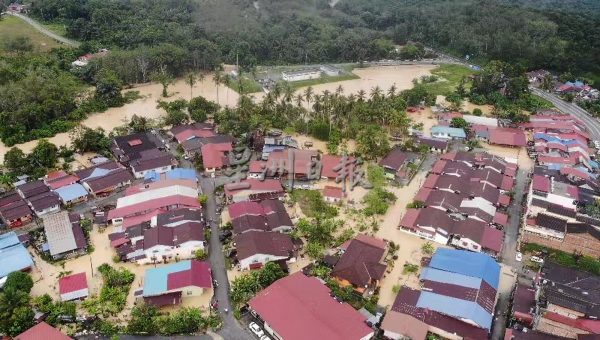 供FB/庇朥冷宜新村多户淹水成汪洋,通往马口路中断