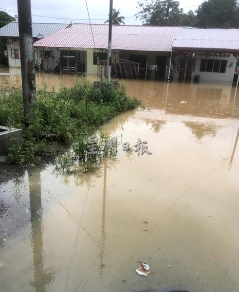 供FB/庇朥冷宜新村多户淹水成汪洋,通往马口路中断