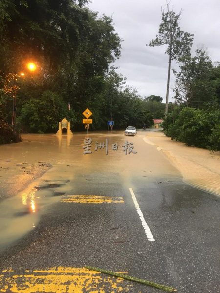 供FB/庇朥冷宜新村多户淹水成汪洋,通往马口路中断